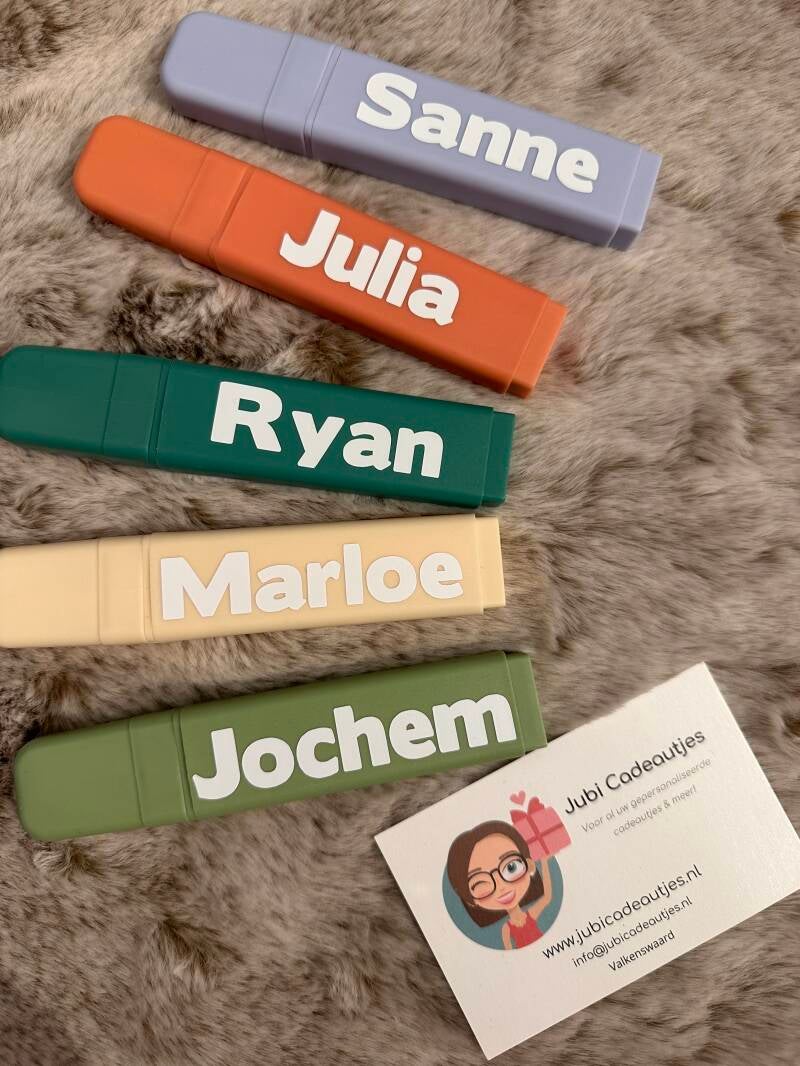 Jubi Cadeautjes heeft een ruim assortiment aan traktaties, zo hebben wij ook deze leuke gepersonaliseerde markers met naam! De markers zijn bij ons per stuk te bestellen, maar ook als kant en klare betaalbare traktatie!