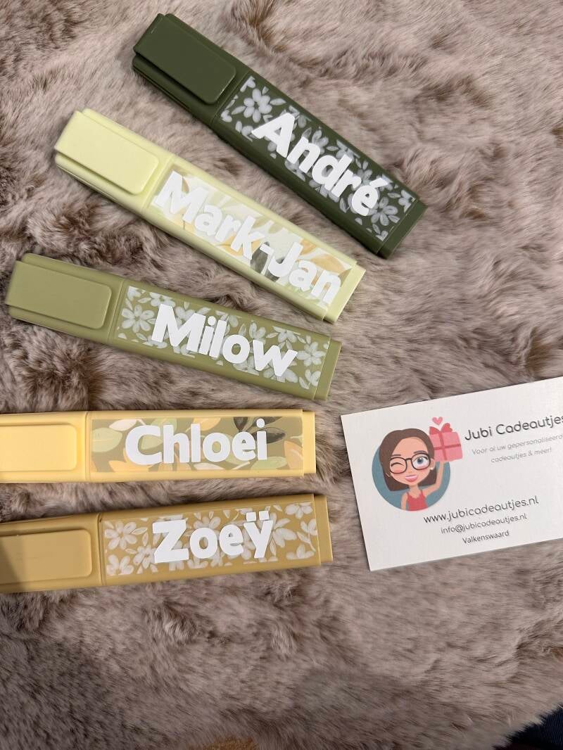 Ben je op zoek naar een gepersonaliseerde traktatie voor groep 8? Denk dan aan deze super toffe markers met naam! Deze markers zijn pastelkleurig en hebben een opdruk van bloemen. Natuurlijk zijn ze gepersonaliseerd met naam! Shop ze nu snel, want op = op