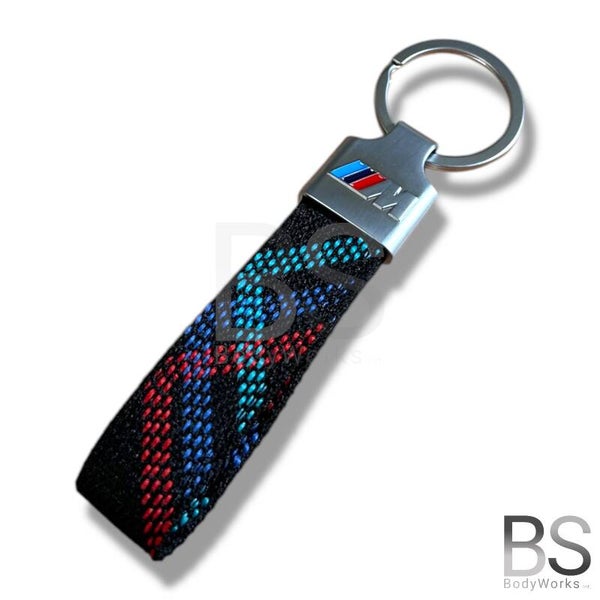 Sleutelhanger - M kleuren - Blauw / Rode stiksels