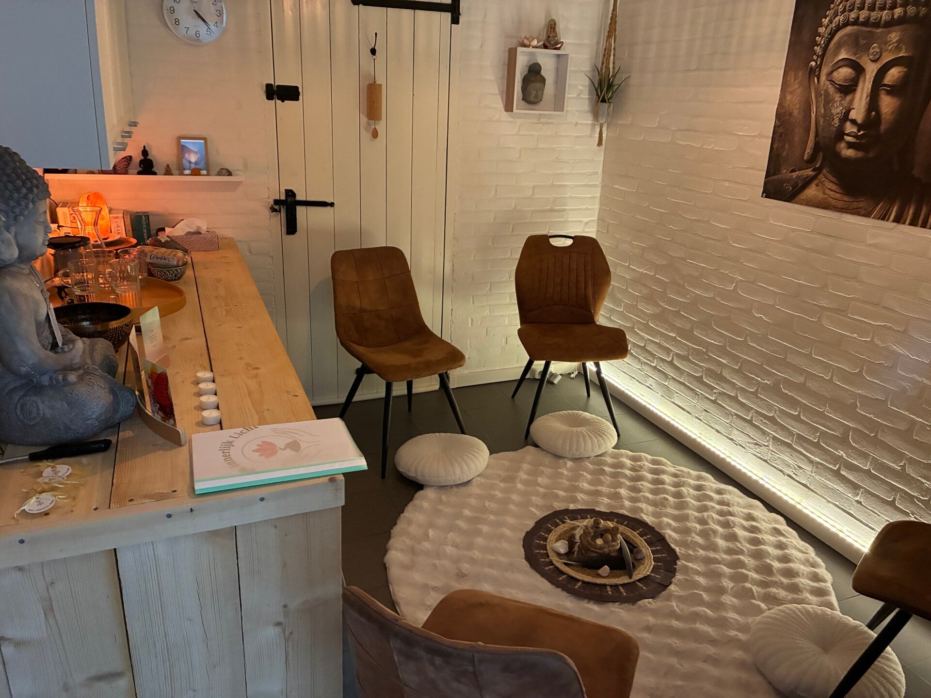 Foto van de praktijkruimte gemaakt  in avondlicht