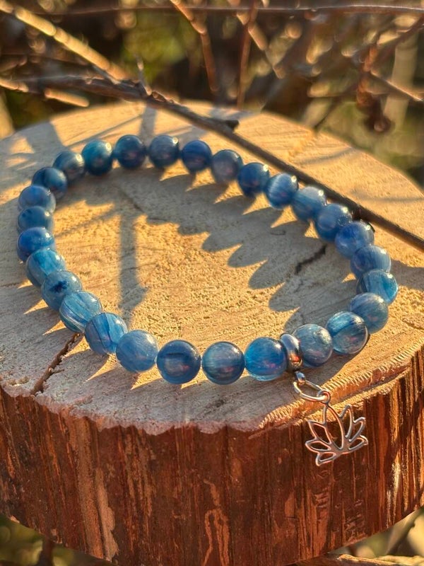 Cyanite Bleue AA+ (6mm) et breloque argent fleur de lotus