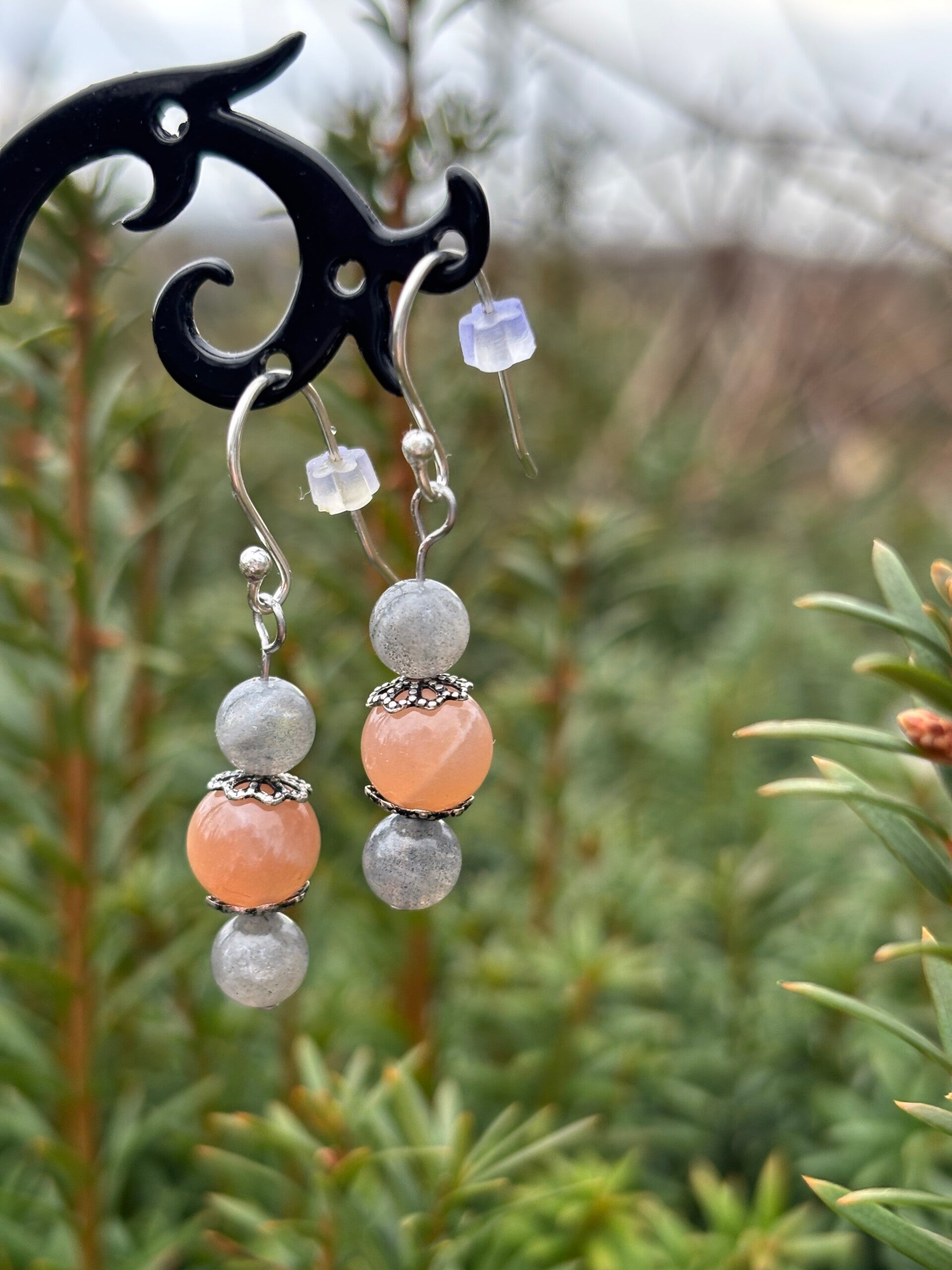 Pierre de Soleil A (8mm) et Labradorite A extra (6mm) et boucle en argent 925