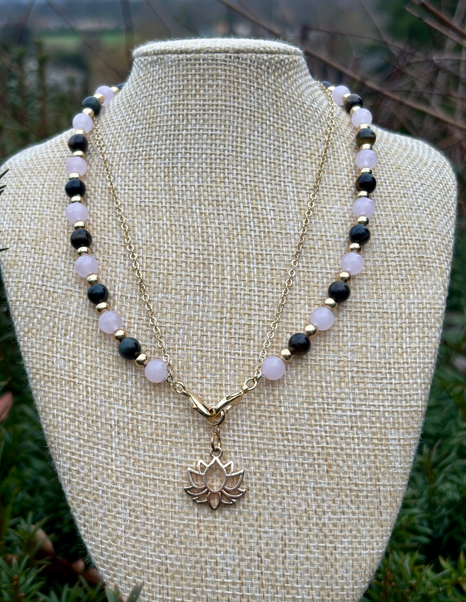 Quartz Rose A et Oeil de Faucon A+ (6mm) lotus et perles dorés