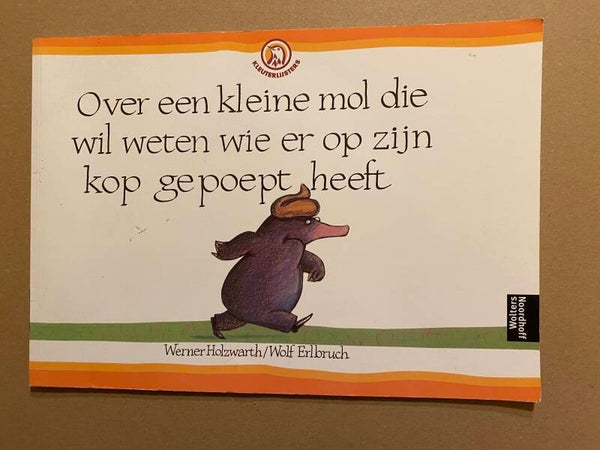 Over een Kleine Mol die wil weten wie er op zijn Kop Gepoept heeft