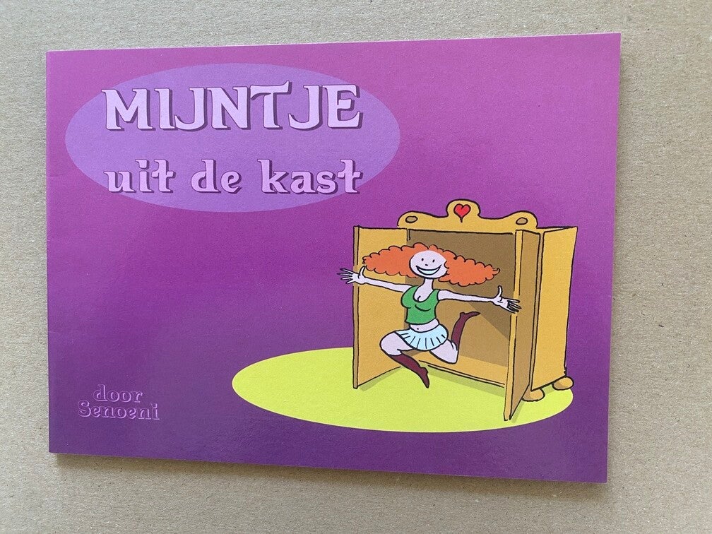 Lesbische Strip - Mijntje uit de Kast - deels Erotiek - NIEUW