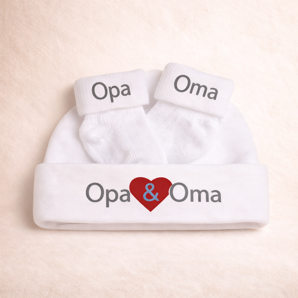 Zwangerschap aankondiging opa en oma – baby sokjes en mutsje set “opa & oma”