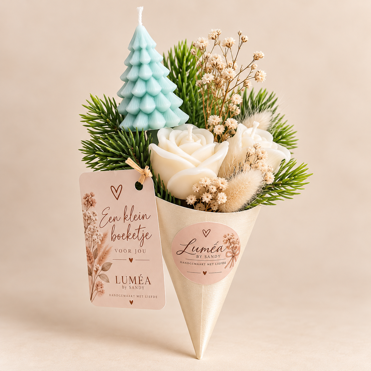 Winterboeket met Witte Rozen & kerstboom | Luméa by Sandy