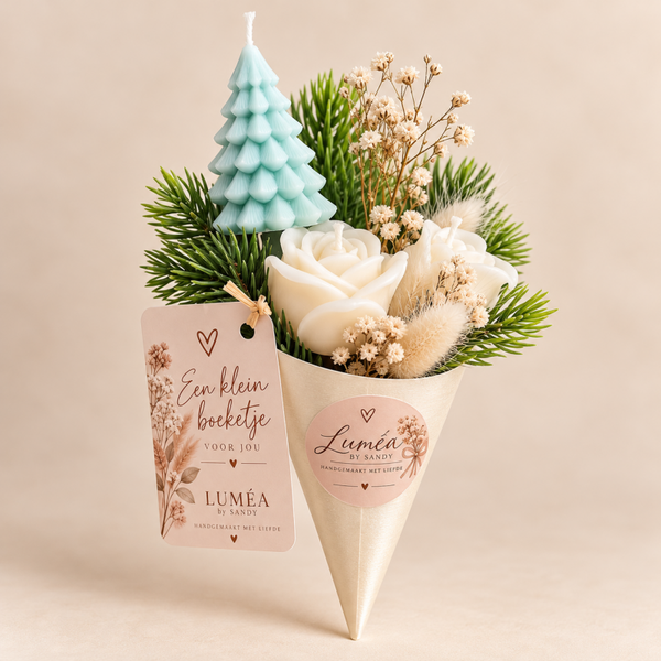Winterboeket met Witte Rozen & kerstboom | Luméa by Sandy