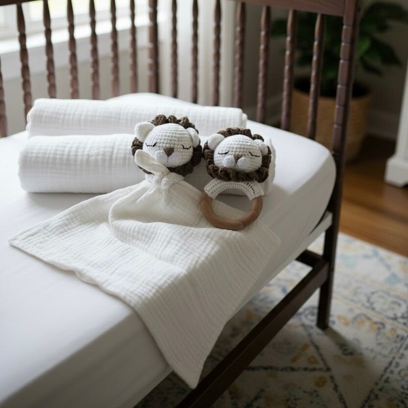 Knuffeldoekje met rammelaar - Leeuw - Geborduurd met naam of tekst