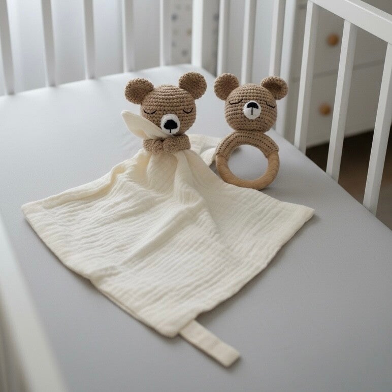 Knuffeldoekje met rammelaar - Beer - Geborduurd met naam of tekst