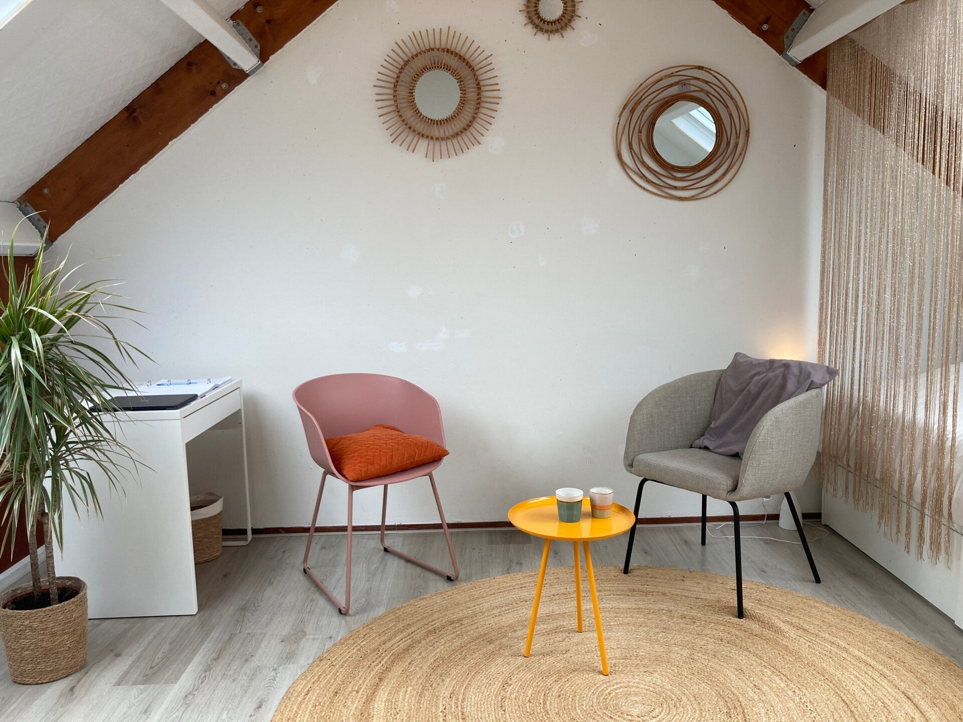 Praktijkruimte Neuro Linguistisch programmeren coach. Coaching NLP Coach Diemen Nina Praktijkruimte waar coachingssessies plaatsvinden. Coaching door coach Nina in Diemen