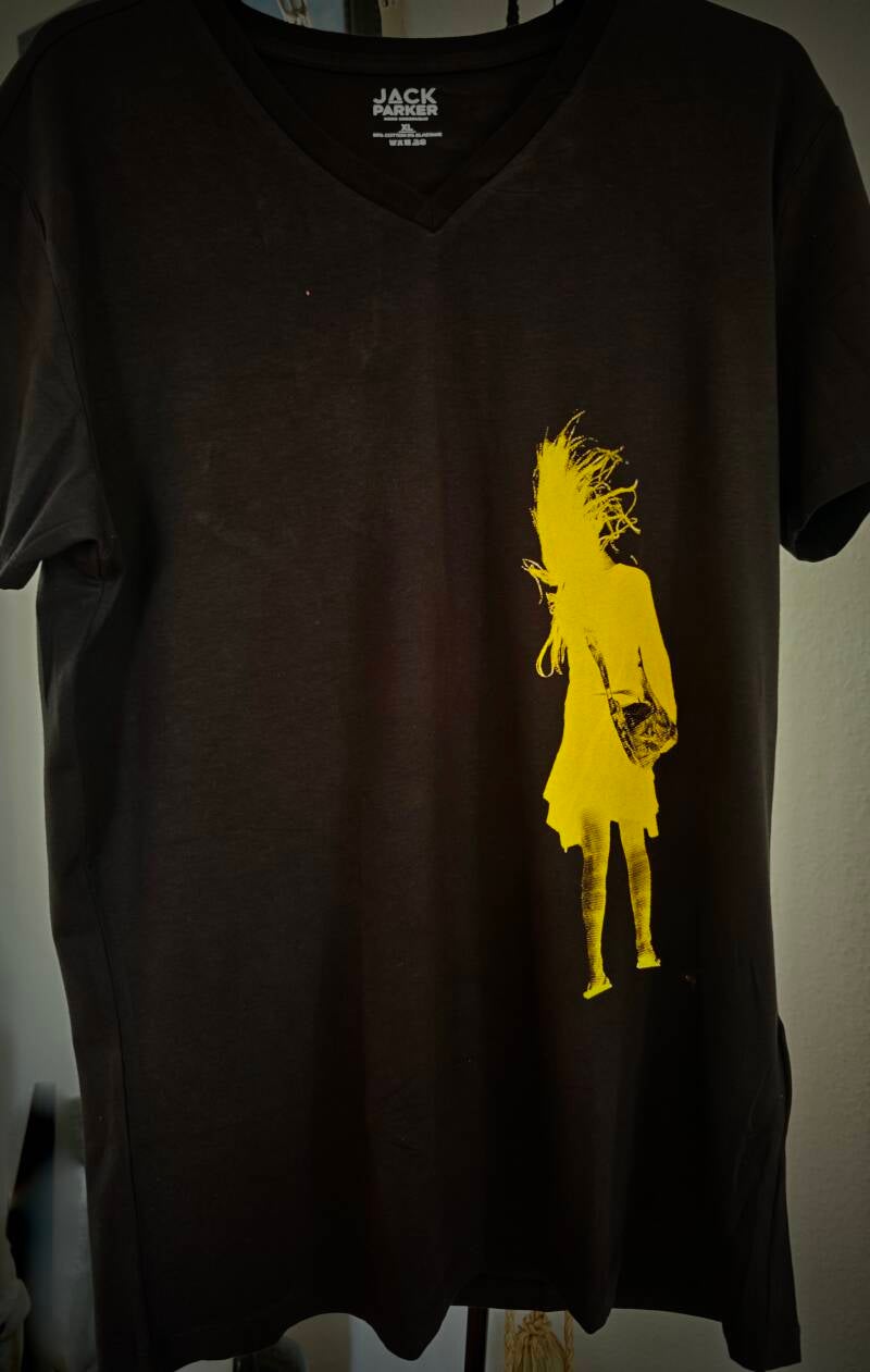 zeefdruk op t-shirt van vrouw met opwaaiend haar