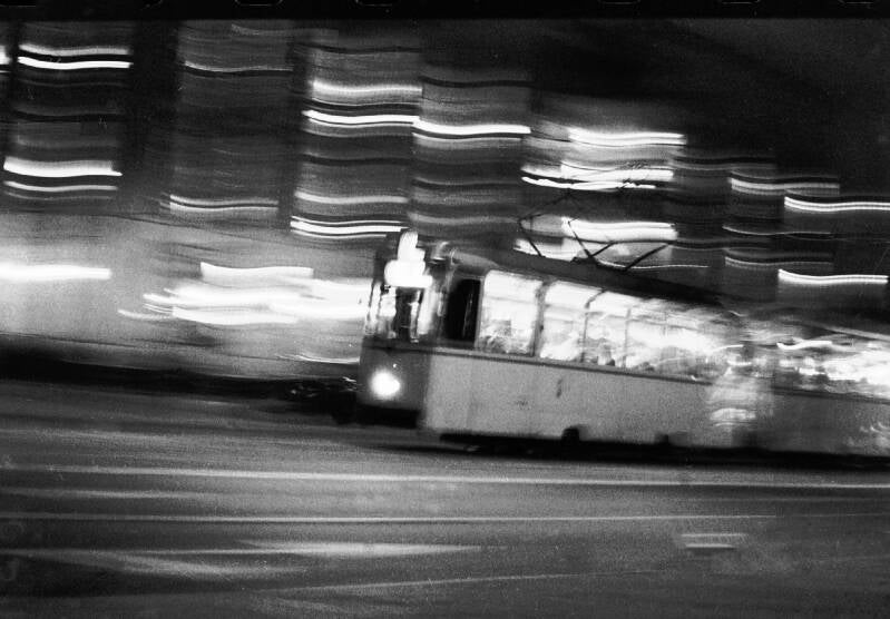 oude Tatra tram in het oude Oost-berlijn (DDR)