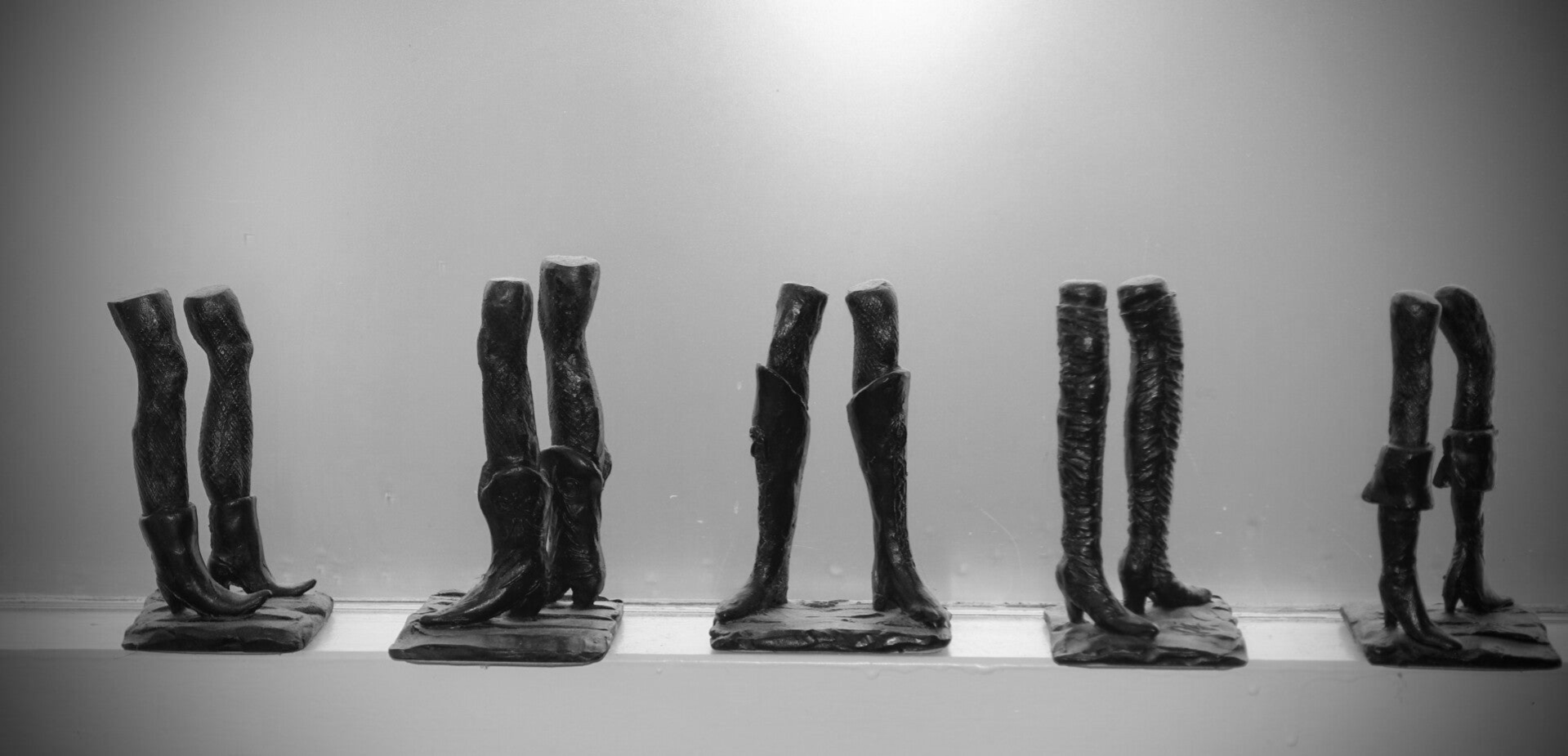 bronzen beeldjes van vrouwen laarsjes, laarzen, overknee boots en western boots