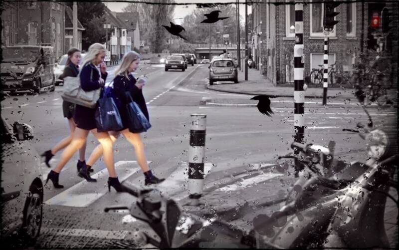 bewerkte foto van 3 vrouwen met korte rokjes gevangen in licht van koplampen (photoshop)