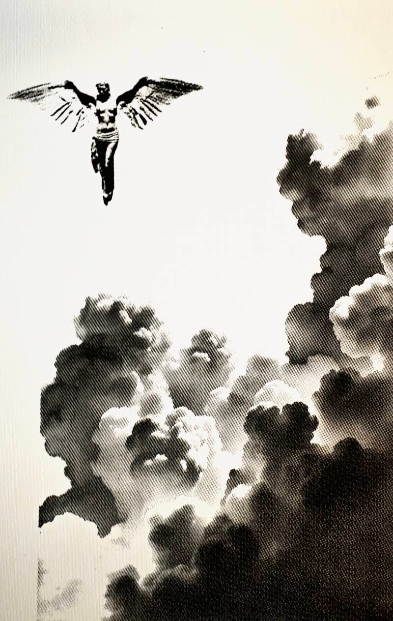 zeefdruk van vrouwelijke engen/crucifix stijgt op uit de wolken