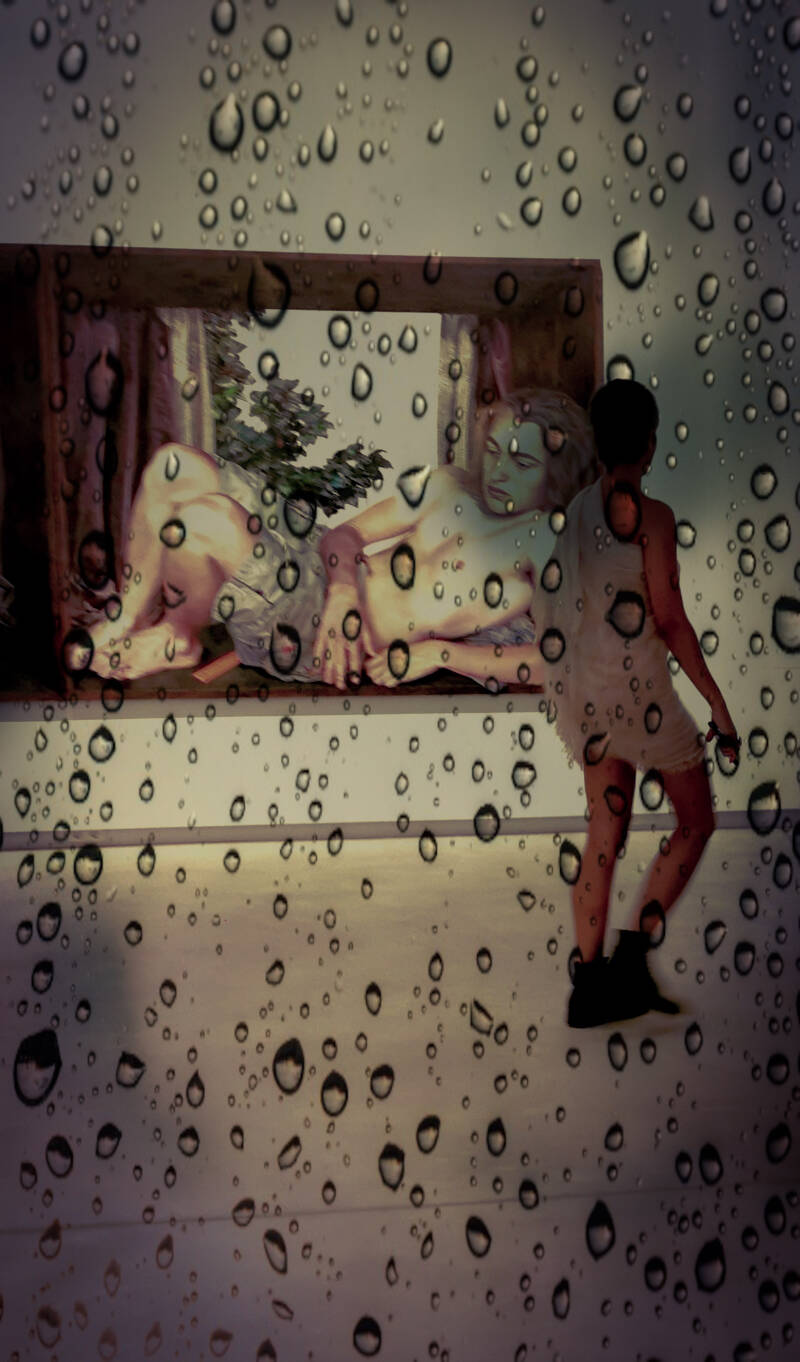 fotobewerking met beregend glas van meisje in museum (photoshop)