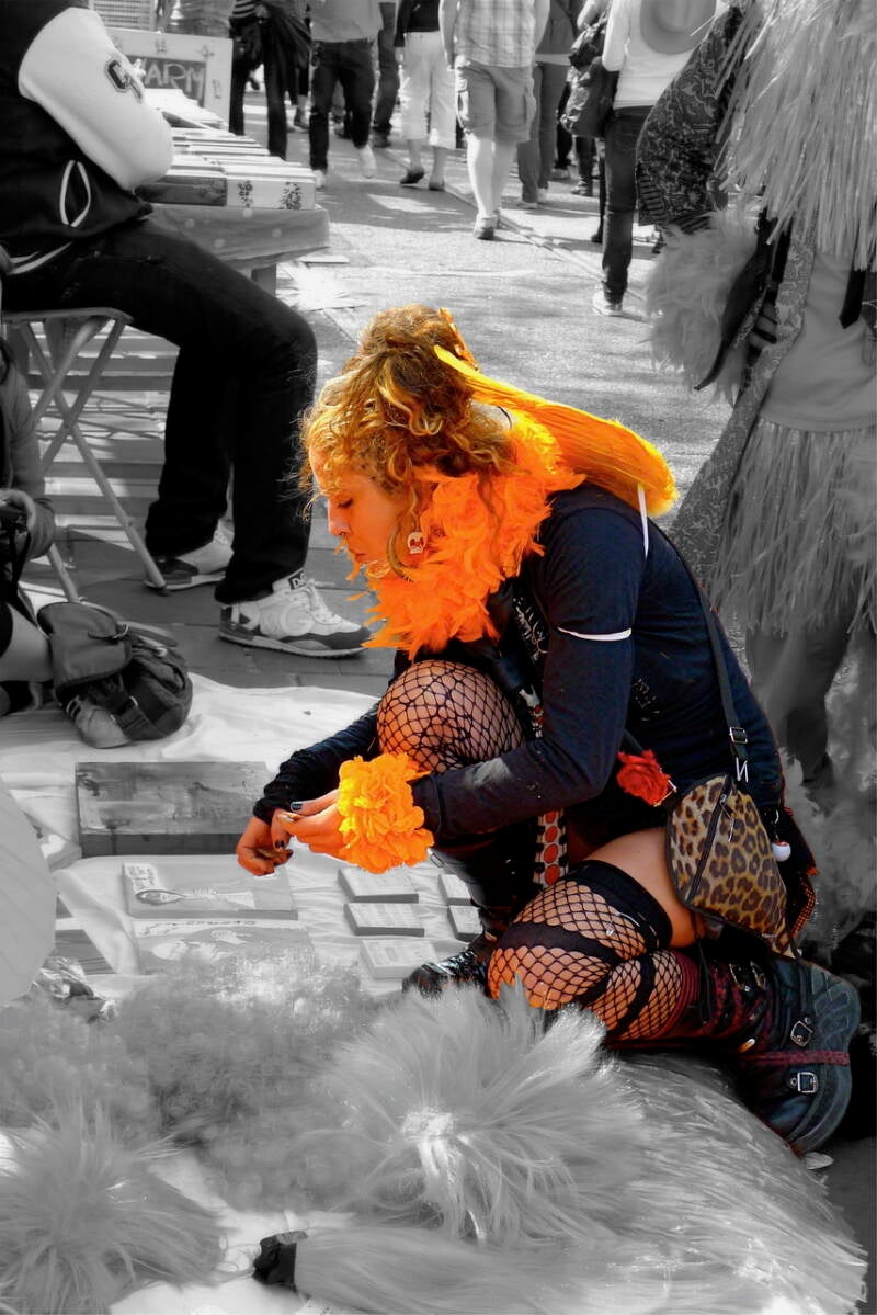 kinky alternatieve vrouw op vrijmarkt op Koningsdag in Amsterdam