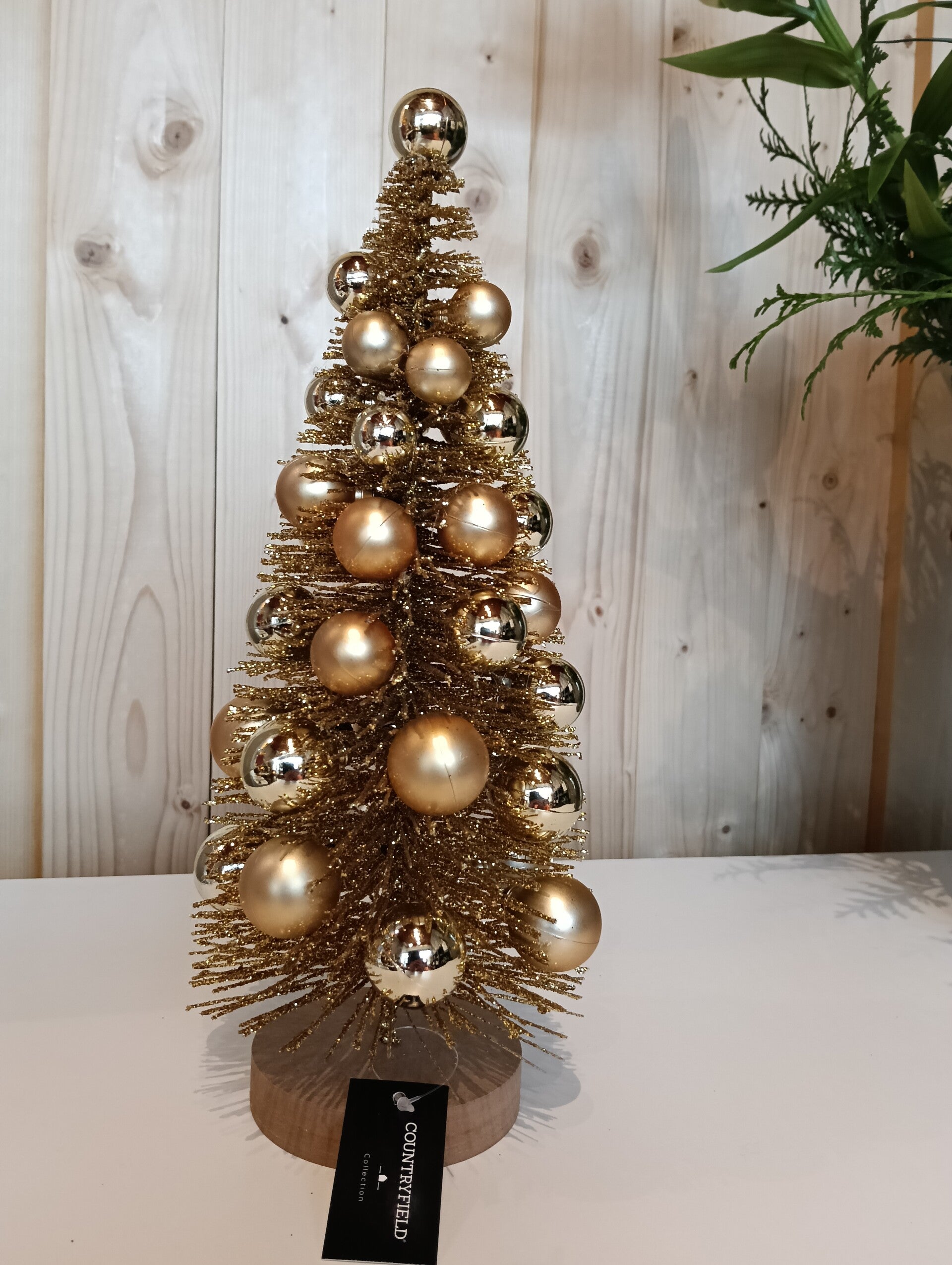 Countryhield kerstboom goud met decoratie