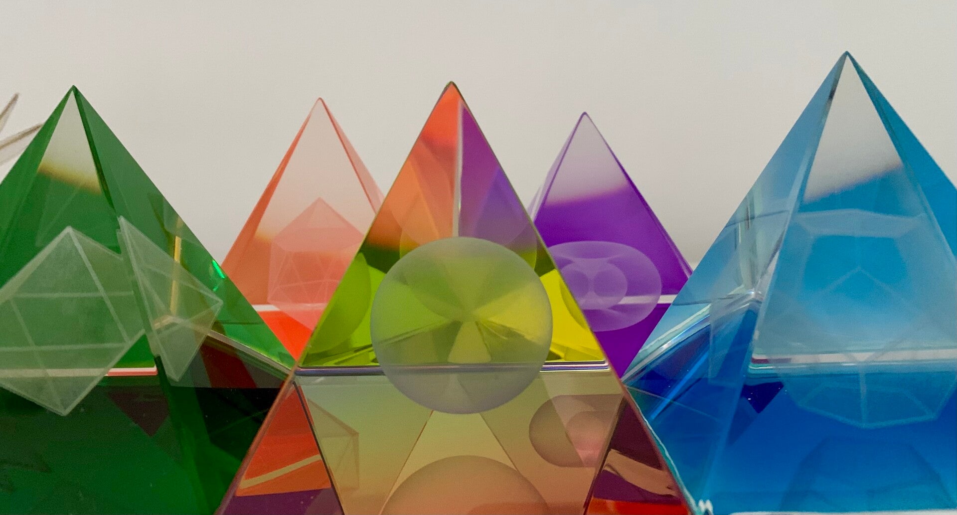 Kristal piramide en heilige geometrie voor energetische harmonisatie en veldversterking in het Ziels Atelier in Domburg