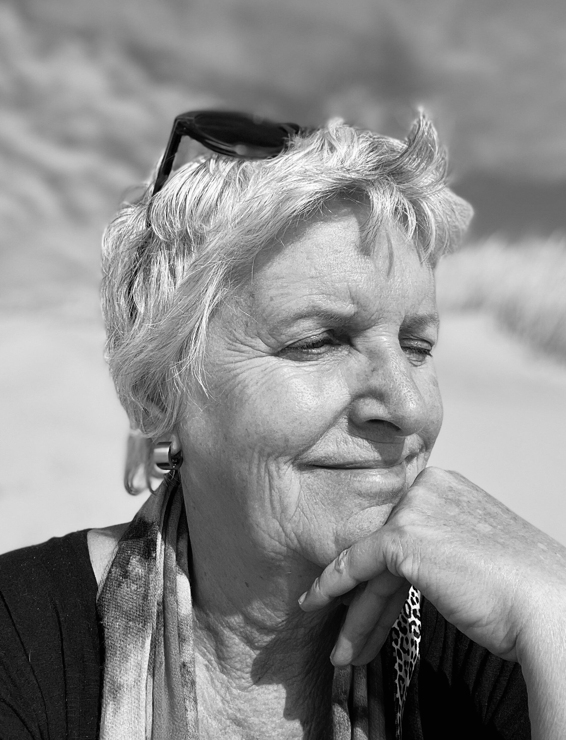 Donya van het Ziels Atelier in Domburg, specialist in kunst en gezondheid  l Art of Living l complementair therapeut l kunstenaar l beeldhouwer l jazz-zangeres