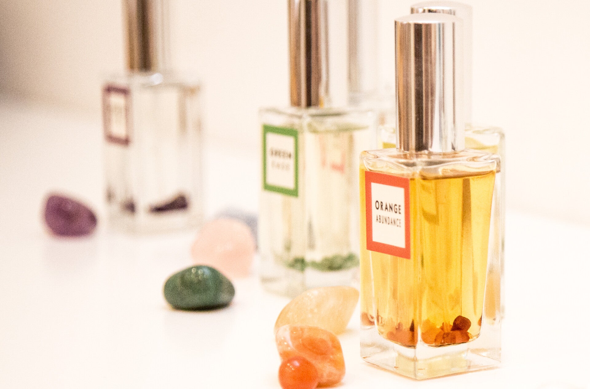 Handgemaakt persoonlijk escentie parfum en geurfrequenties in het Ziels Atelier in Domburg