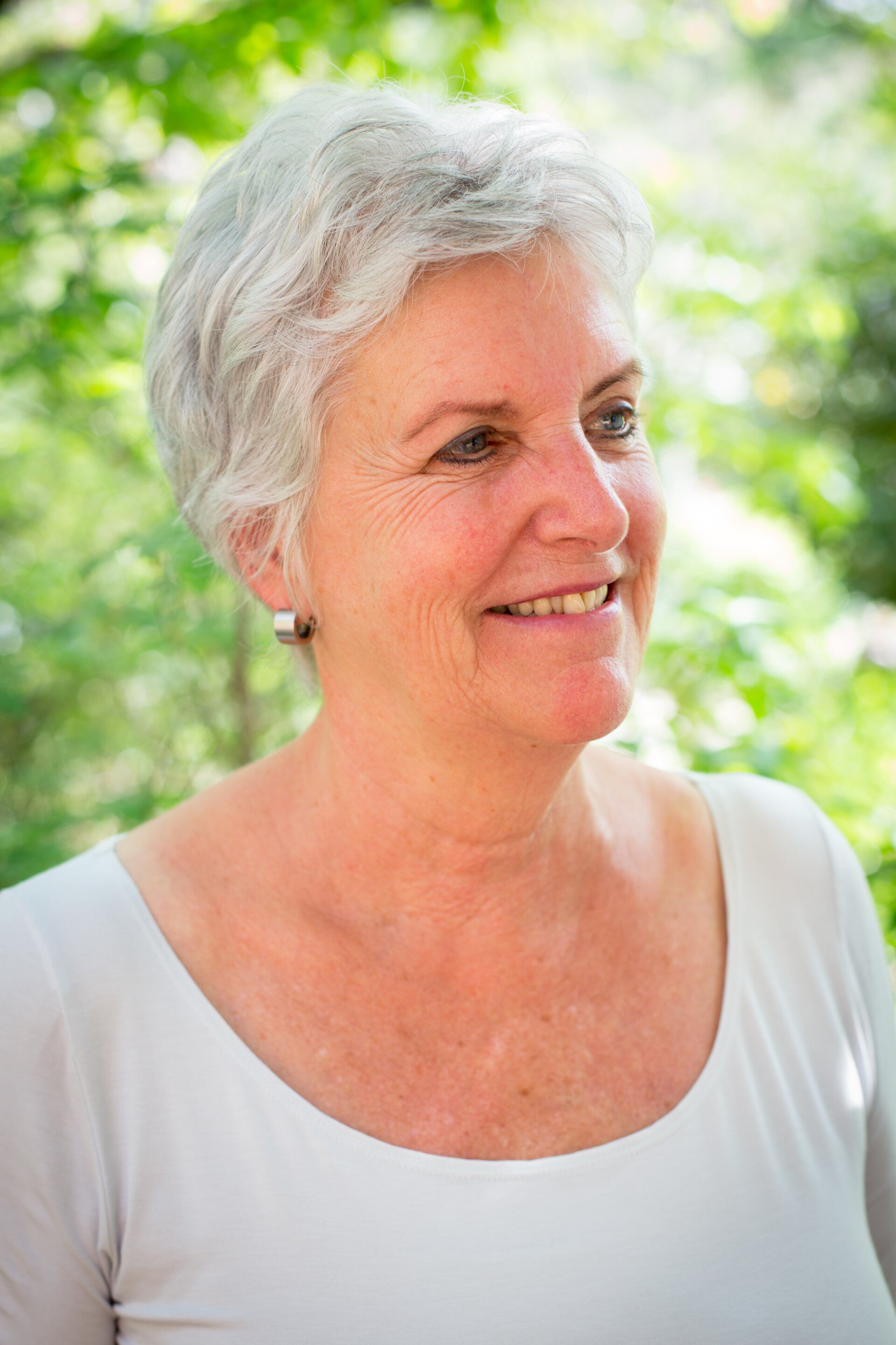 Donya van het Ziels Atelier in Domburg, specialist in kunst en gezondheid  l Art of Living l complementair therapeut l kunstenaar l beeldhouwer l jazz-zangeres