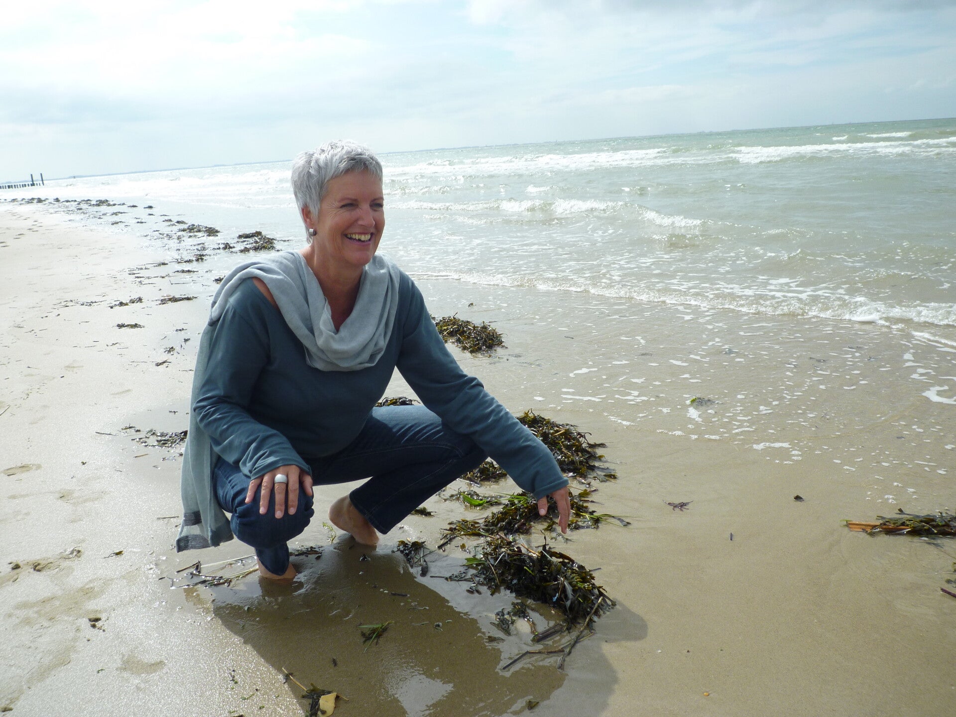 Donya van het Ziels Atelier in Domburg, specialist in kunst en gezondheid  l Art of Living l complementair therapeut l kunstenaar l beeldhouwer l jazz-zangeres
