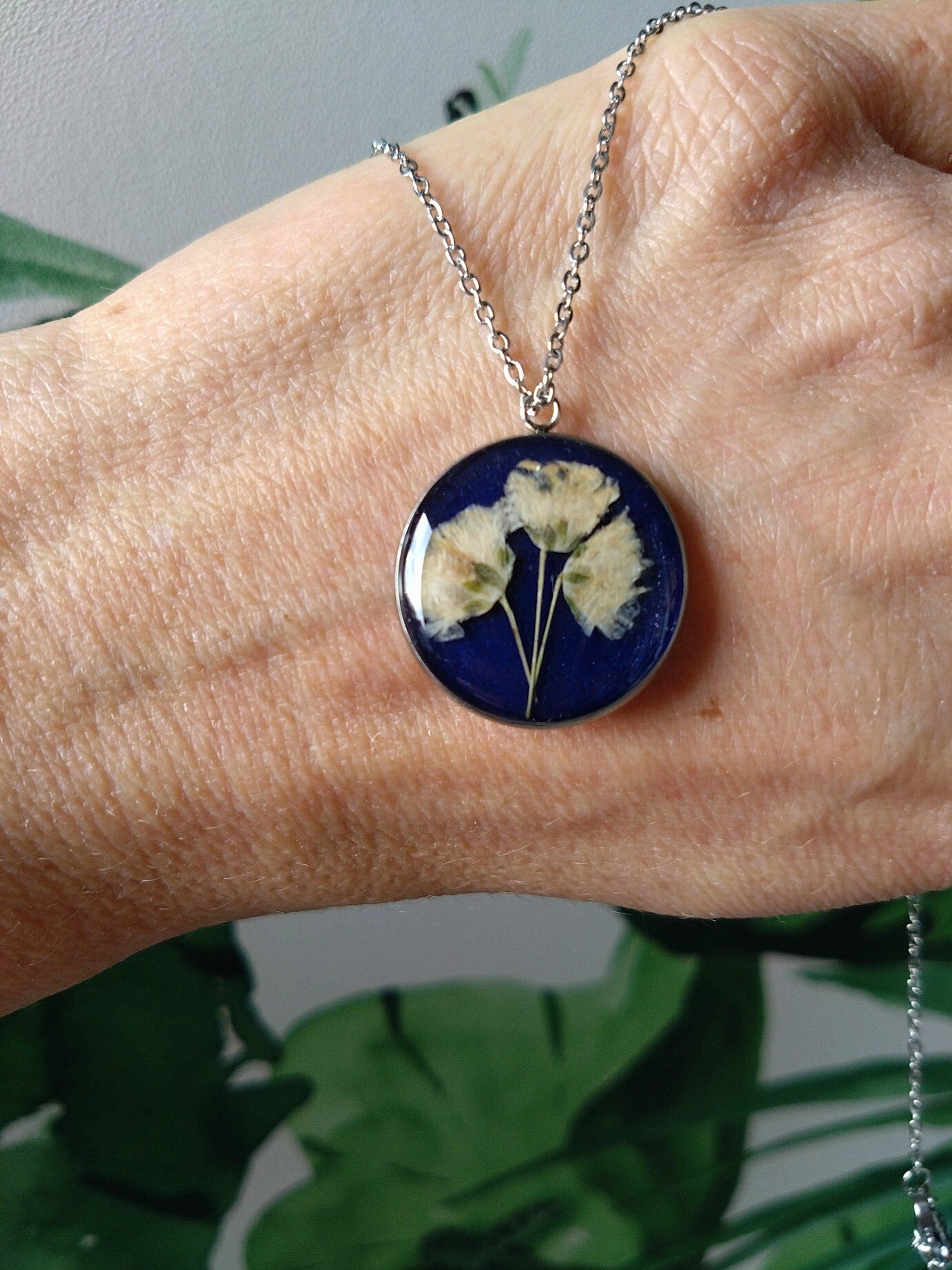 Ketting gedroogde bloem wit