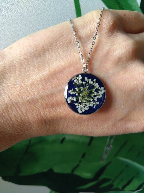 Ketting gedroogde bloem wit