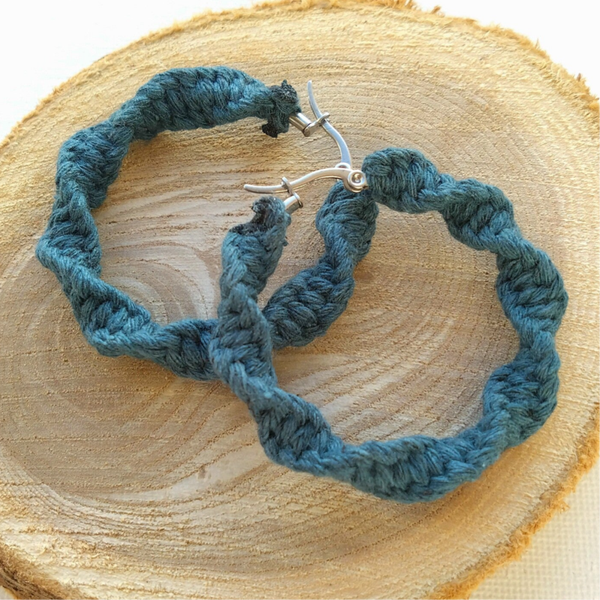 Macrame oorbellen petrol blauw