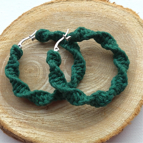 Macrame oorbellen donkergroen