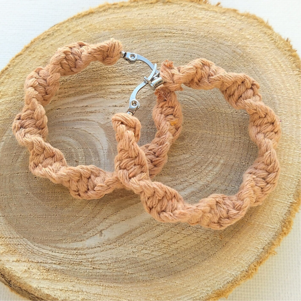 Macrame oorbellen zalmroze