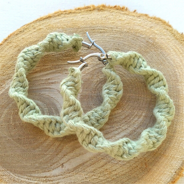 Macrame oorbellen olijfgroen