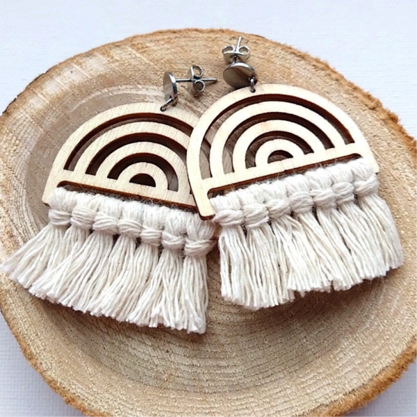Macrame hanger wit