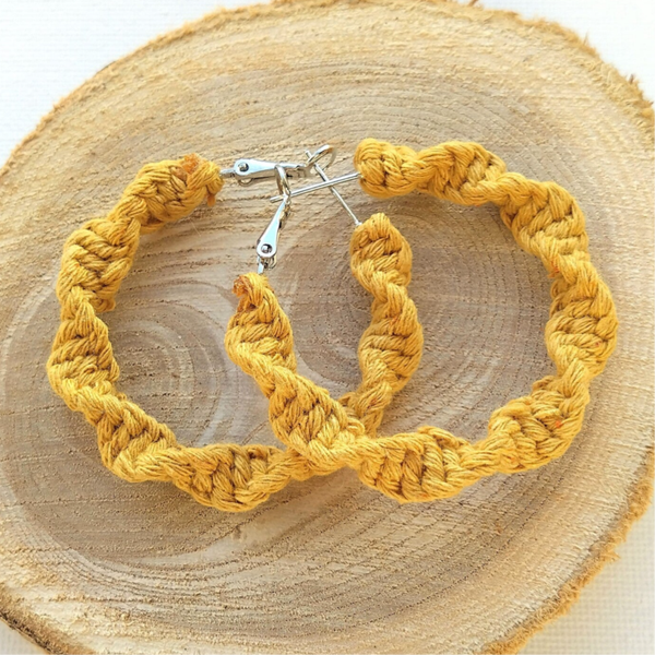 Macrame oorbellen okergeel