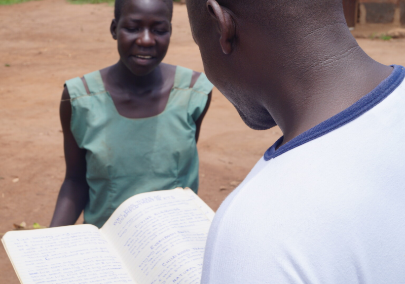 Huisbezoek: Simon kijkt naar de schoolresultaten