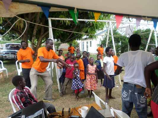 Spelende kinderen Amun