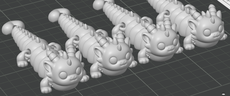 Mehrere identische 3D-Modelle eines niedlichen, segmentierten Drachen mit Hörnern und großen Augen, nebeneinander in einer Modellierungssoftware dargestellt, bereit für den 3D-Druck
