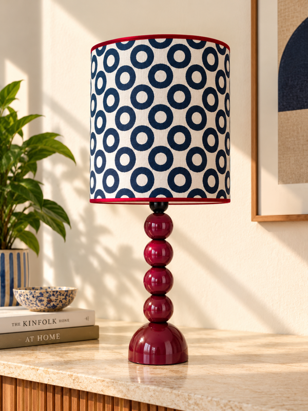 Handgemaakte tafellamp met grafische lampenkap – blauw, wit & bordeaux