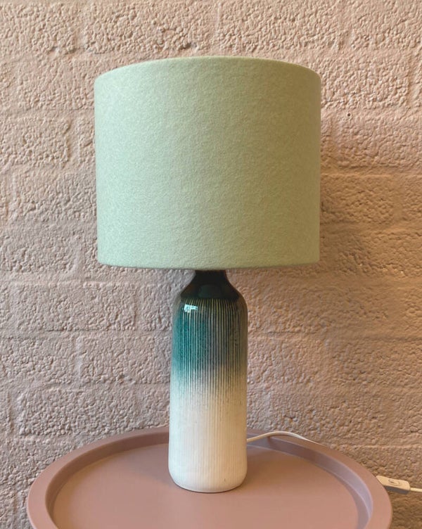 Tafellamp met handgemaakte wolvilt lampenkap jadegroen