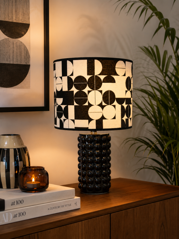 Zwart wit tafellamp met ronde patronen