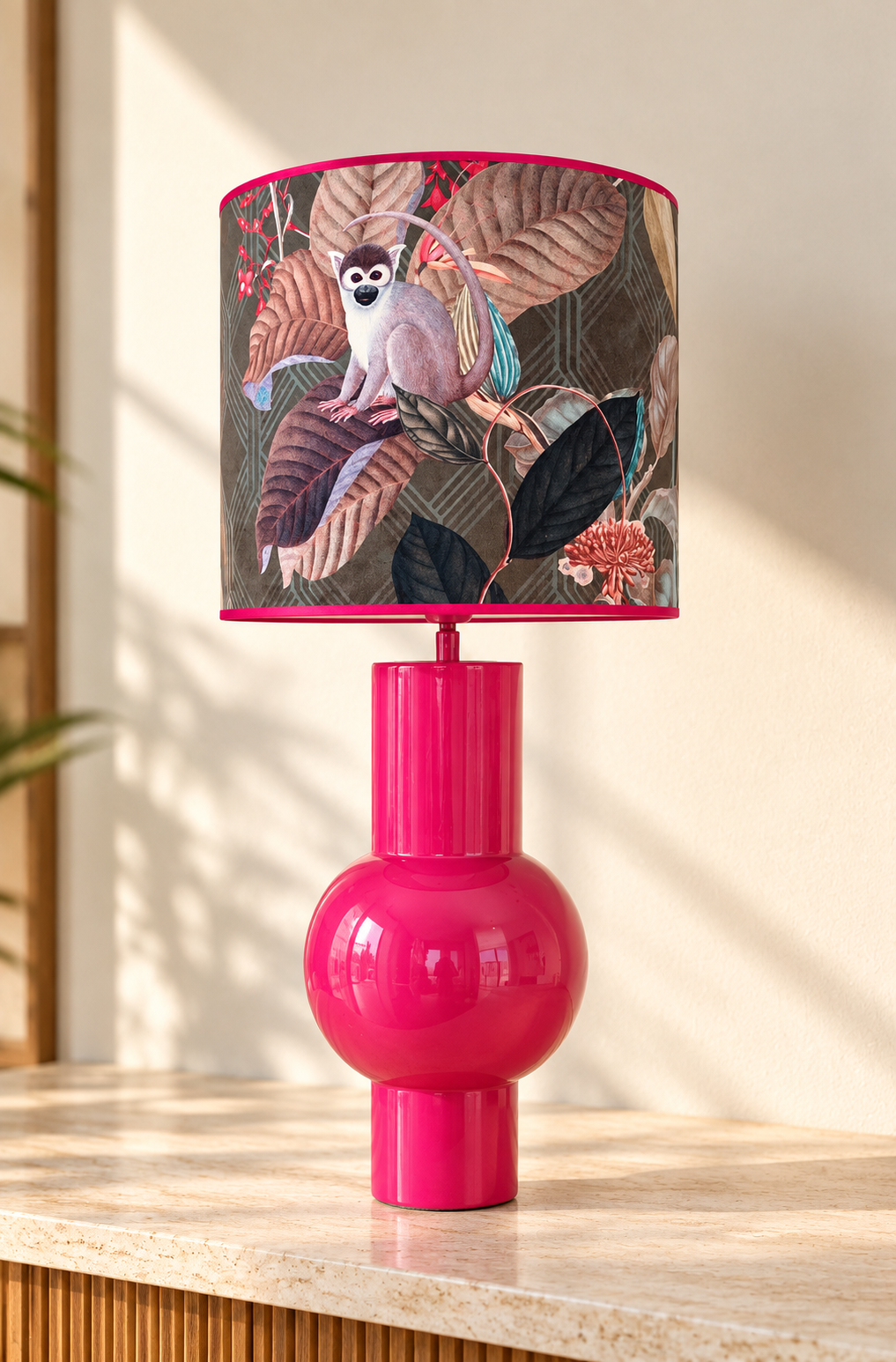 Handgemaakte design tafellamp met fluwelen tropische lampenkap – Fuchsia & Groen – Limited Edition