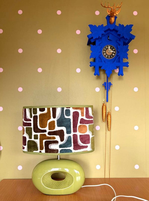 Unieke vintage tafellamp met handgemaakte fluwelen lampenkap – pistache & retro print