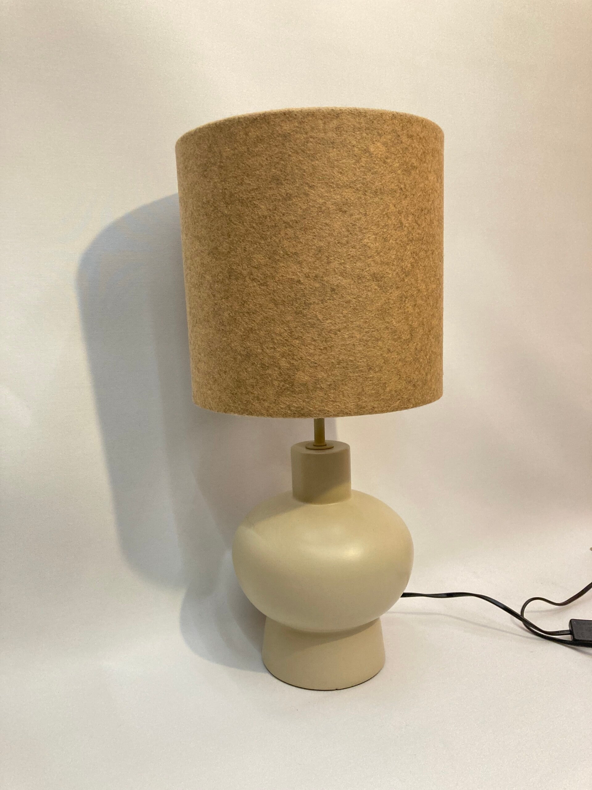 Wolvilt lamp zand