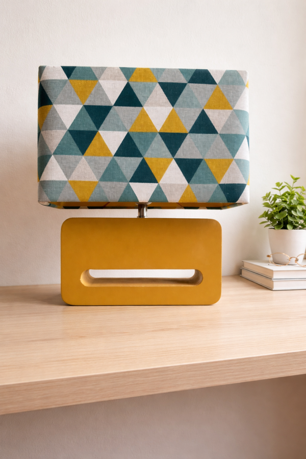 Handgemaakte design tafellamp met geometrische kap – mosterd & petrol