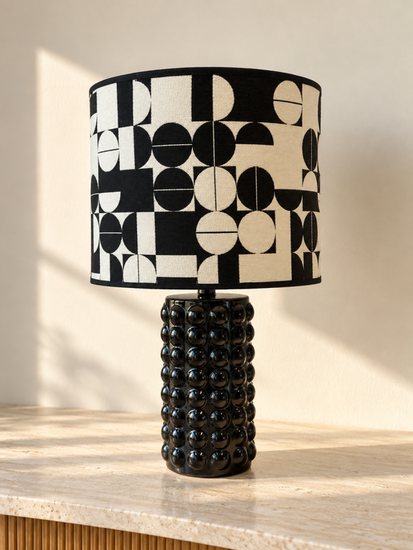 Zwart wit tafellamp met ronde patronen