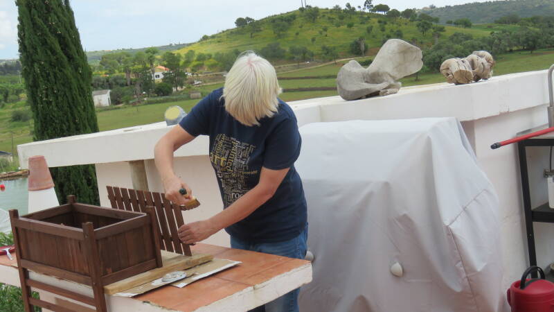 Painting the flower bucket
