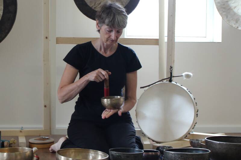 ynette bezig tijdens een klankschalensessie