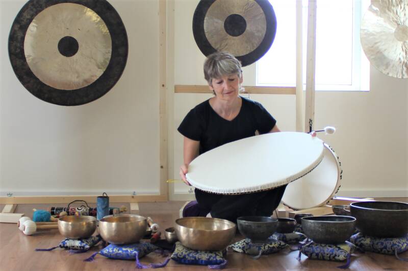 ynette bezig met de oceandrum